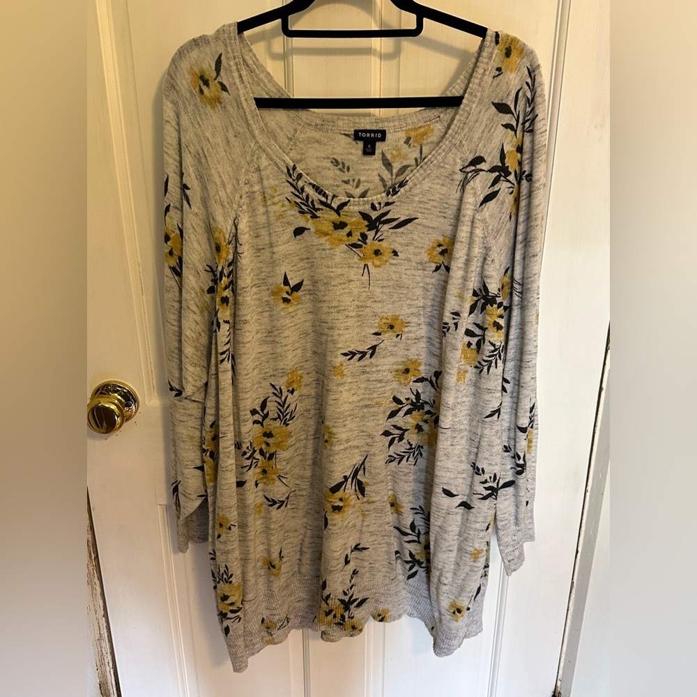 Torrid Gray Floral Women's Top - size 6